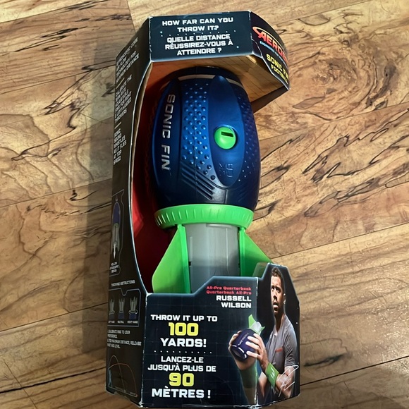 Aerobie Sonic Fin Aerodynamic High Performance Outdoor Football for Kids Adults - Picture 1 of 6